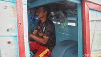 Bahkan pada suatu kejadian, ia pernah mengalami kejadian yang kurang mengenakan. Perahu yang ditumpanginya diterjang ombak, hujan dan badai hingga membuat seragam para guru basah. Salah seorang guru bahkan ada yang tercebur ke laut.  