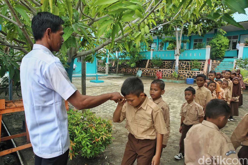 Kisah Pengabdian 12 Tahun Guru Sekolah di Pulau Terluar RI