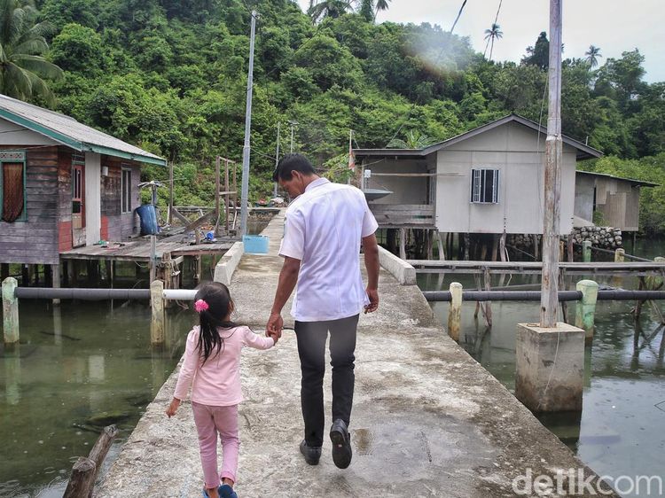 Potret Safar, Guru Sekolah Pulau Terluar RI yang Sudah Mengabdi 12 Tahun