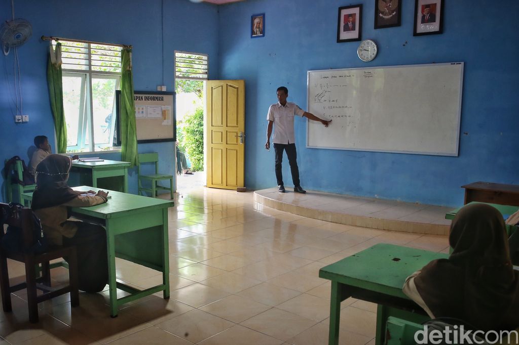Kisah Pengabdian 12 Tahun Guru Sekolah di Pulau Terluar RI