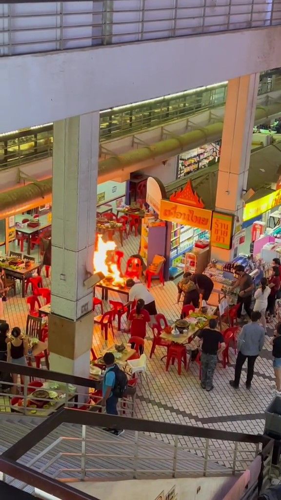 Ngeri! Kompor Gas Portable Ini Terbakar di Tengah Restoran yang Ramai