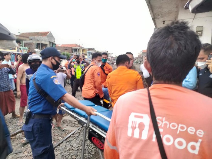 Korban terserempet kereta api di Surabaya