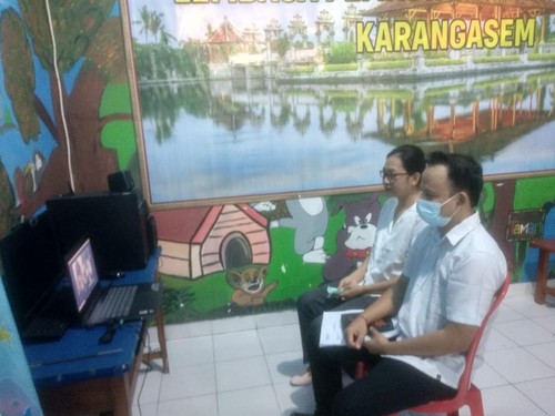 Dua terdakwa korupsi pengadaan masker dari pihak rekanan, Ni Nyoman Yesi Anggani dan I Kadek Sugiantara saat menjalani sidang pertama secara daring dari Lapas Karangasem, Selasa (16/8/2022).