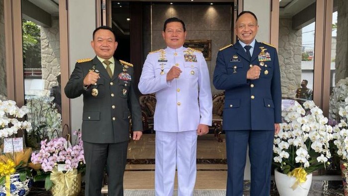 KSAL Laksamana Yudo Margono dan KSAU Marsekal Fadjar Prasetyo kompak berkumpul di rumah KSAD Jenderal Dudung Abdurrahman. (dok. Istimewa).