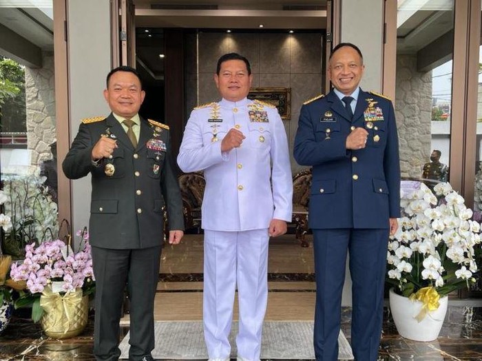 KSAL Laksamana Yudo Margono dan KSAU Marsekal Fadjar Prasetyo kompak berkumpul di rumah KSAD Jenderal Dudung Abdurrahman. (dok. Istimewa).