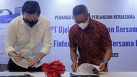 Ketua Umum Asosiasi Fintech Pendanaan Bersama Indonesia (AFPI) Adrian Gunadi (kanan), dan CEO TekenAja! Alwin Jabarti K (kiri) menandatangani perjanjian kerja sama penyediaan tandatangan elektronik dan e-Meterai, di Jakarta.