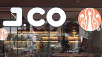 Setiap kali melewati gerai J-Co pasti melihat donat warna-warni dan aroma yang menggugah selera. Tahukah kamu J.CO merupakan merek asli Indonesia lho. J.CO berdiri di bawah Johnny Andrean Group. Gerai pertama J.CO dibuka pada Mei 2006 lalu. Kemudian tahun 2007 J.CO membuka gerai pertama di Malaysia. Pada 2008 di Singapura, 2012 di Filipina, 2016 di Hong Kong dan 2018 di Arab Saudi.