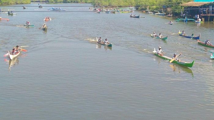 Lomba dayung sampan tradisional di Sungai Betung hingga Sungai Samblong, Kecamatan/Kabupaten Jembrana, Selasa (16/8/2022).