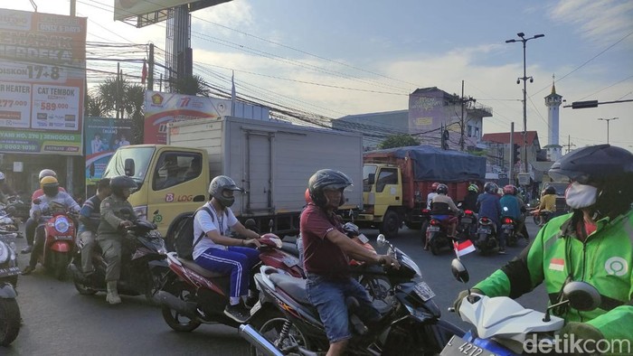 Macet di sekitar Perempatan Gedangan, Sidoarjo yang tak kunjung ada solusi.