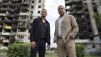 Schreiber (kiri) merupakan aktor Hollywood berdarah Ukraina. Sebelumnya, dia bertemu dengan Presiden Ukraina Volodymyr Zelenskyy