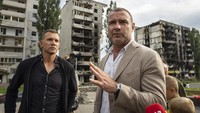 Shevchenko bersama aktor Hollywood Liev Schreiber berbicara kepada jurnalis yang meliput. Keduanya menggalang sumbangan internasional untuk Ukraina. Keduanya melihat langsung kerusakan parah akibat pemboman Rusia di Borodianka, Kyiv. 