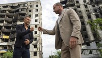 Shevchenko dan Liev Schreiber di depan apartemen warga yang hancur dibom Rusia. Sejumlah bintang Hollywood telah mengunjungi Ukraina selama perang, termasuk Angelina Jolie, Sean Penn dan Ben Stiller.