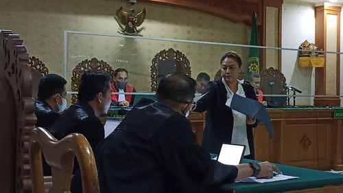 Mantan Bupati Tabanan yang juga terdakwa suap DID tahun anggaran 2018, Eka Wiryastuti, saat menyerahkan nota pembelaan kepada JPU dalam sidang di Pengadilan Tipikor Denpasar, Selasa (16/8/2022).