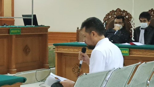 Mantan staf khusus Bupati Tabanan yang juga terdakwa suap DID tahun anggaran 2018, Dewa Nyoman Wiratmaja, saat membacakan nota pembelaan, Selasa (16/8/2022).