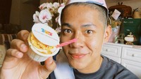 Pada 4 Juni 2022 lalu, Meerqeen berulang tahun yang ke 21 tahun. Ia merayakannya sederhana di rumah dengan sajian cupcake. Foto: Instagram @meerqeen