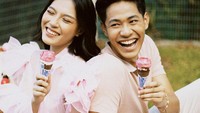 Meerqeen bersama temannya berpose manis dengan es krim rasa stroberi. Es krimnya juga memiliki tampilan yang lucu dengan bentuk bunga mawar. Foto: Instagram @meerqeen