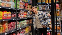 Saat mengunjungi supermarket, Meerqeen berpose manis kren di depan rak mie instan. Beragam merek mie instan terpajang rapi, ada Indomie hingga produk mie Korea. Foto: Instagram @meerqeen