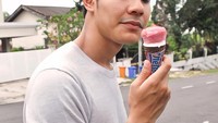 Tampaknya Meerqeen menyukai es krim. Ini momen lainnya ketika pemeran film Melur untuk Firdaus ini sangat menikmati es krim berbentuk bunga mawar yang manis. Foto: Instagram @meerqeen