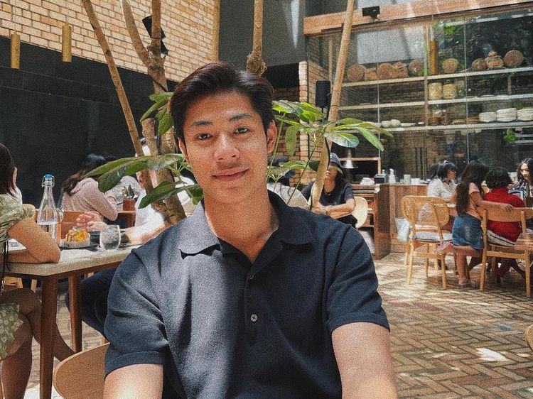 10 Gaya Keren Meerqeen Saat Makan Es Krim hingga Nongkrong di Kafe