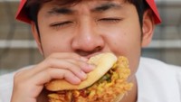 Meerqeen diketahui sebagai Brand Ambassador KFC. Posenya makan burger dengan isian ayam kentucky sangat menggugah selera. Foto: Instagram @meerqeen