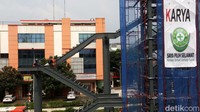 Fasilitas fisik, seperti skywalk atau jalur pejalan kaki layang, berperan mendukung integrasi antarmoda transportasi.