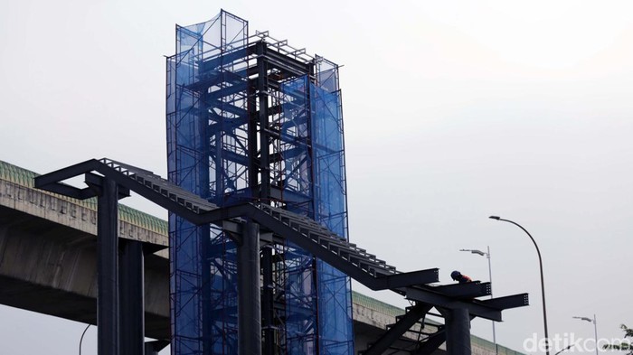 Melihat Progres Pembangunan Skywalk Kebayoran Lama Pemprov DKI Jakarta tengah membangun Skywalk atau jalur pejalan kaki layang, Kebayoran Lama. Skywalk ini akan menghubungkan moda angkutan umum Jakarta.