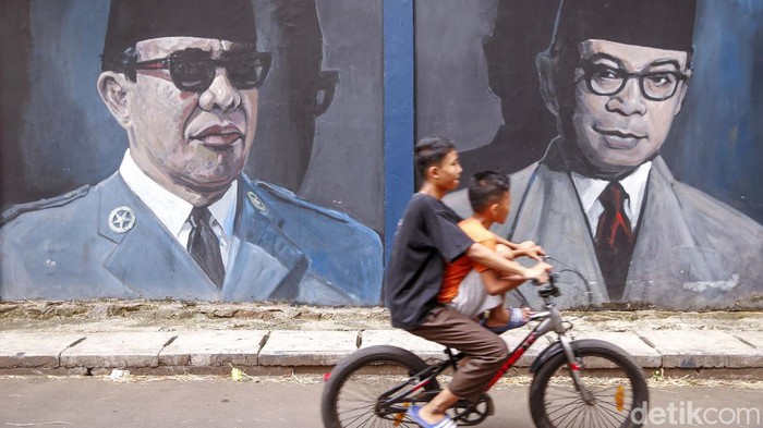 Mural bergambar proklamator kemerdekaan Ir. Soekarno dan Bung Hatta terlihat di Jakarta, Selasa (16/8). Mural ini dibuat untuk memperingati HUT RI.