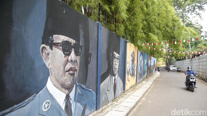 Mural bergambar proklamator kemerdekaan Ir. Soekarno dan Bung Hatta terlihat di Jakarta, Selasa (16/8). Mural ini dibuat untuk memperingati HUT RI.