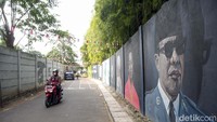 Mural ini menyita perhatian warga yang melintas.