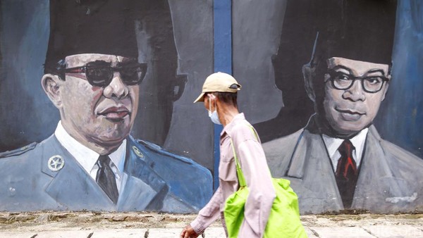 Melintas di Depan Mural Bapak Proklamator Soekarno-Hatta