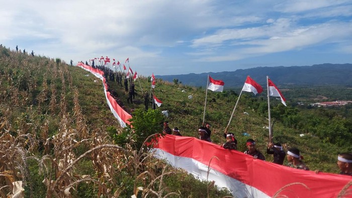 Batalyon B Pelopor Sat Brimob Polda Sulawesi Selatan (Sulsel) dan Brigif 11 Badik Sakti mengibarkan bendera merah putih sepanjang 77 meter di Bukit Kota Parepare.