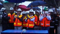 Bahlil Lahadalia saat melepas keberangkatan kapal pengumpan Ajkwa yang mengangkut konsentrat tembaga PT Freeport Indonesia di kawasan pelabuhan Amamapare, Senin (15/8).