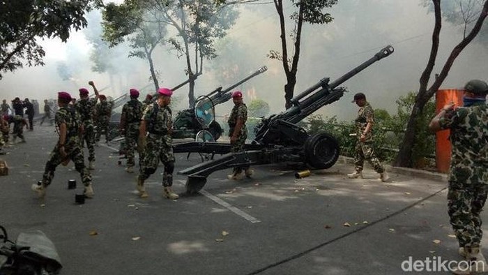 Meriam Howitzer di Surabaya