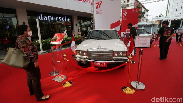Mobil berwarna putih ini pernah digunakan oleh Presiden Soeharto, Presiden BJ Habibie, dan Presiden Abdurrahman Wahid.  