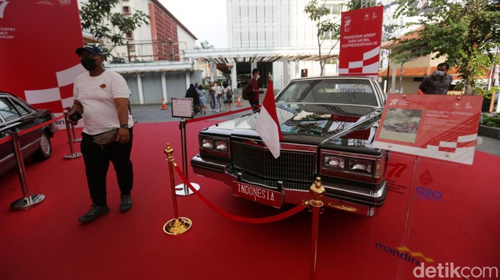 Mobil Kepresiden Era Sukarno hingga Jokowi Mejeng di Sarinah Pemerintah menggelar pameran arsip dan mobil kepresidenan di Sarinah, Jakarta Pusat. Mobil yang dipamerkan merupakan era Presiden Sukarno hingga Presiden Jokowi.