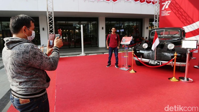 Mobil Kepresiden Era Sukarno hingga Jokowi Mejeng di Sarinah Pemerintah menggelar pameran arsip dan mobil kepresidenan di Sarinah, Jakarta Pusat. Mobil yang dipamerkan merupakan era Presiden Sukarno hingga Presiden Jokowi.