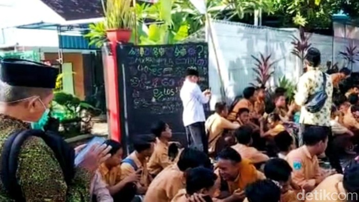 MTs dan MA Darul Huda Alasbuluh yang disegel hingga guru dan siswa telantar