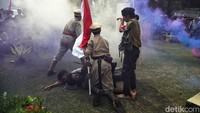 Baku tembak dan perang kemerdekaan diceritakan dengan seksama. 