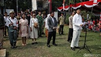 Adegan yang menggambarkan pembacaan teks proklamasi oleh Ir Soekarno di dampingi Mohammad Hatta dan rakyat Indonesia.