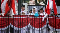 Penonton melihat aksi teatrikal kemerdekaan ini dari balik pagar. 