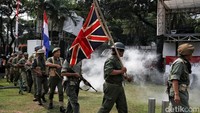 Bendera sekutu dibawa oleh sejumlah aktor untuk menggambarkan kembali sekutu untuk mengambil alih Indonesia setelah berhasil mengebom Hiroshima dan Nagasaki.