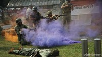 Asap warna-warni memeriahkan teatrikal tersebut. Nah pada agustus tahun 1945 Indonesia mengalami kekosongan pemerintahan.