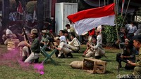 Para pemuda Indonesia memanggul senjata untuk mempertahankan proklamasi kemerdekaan Indonesia.