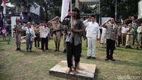Sejumlah aktor memerankan aksi teatrikal sosio drama di kawasan Museum Perumusan Naskah Proklamasi, Jakarta Pusat, Selasa (16/8). Kegiatan ini bertujuan untuk merefleksikan kembali nilai-nilai perjuangan pada tahun 1945.