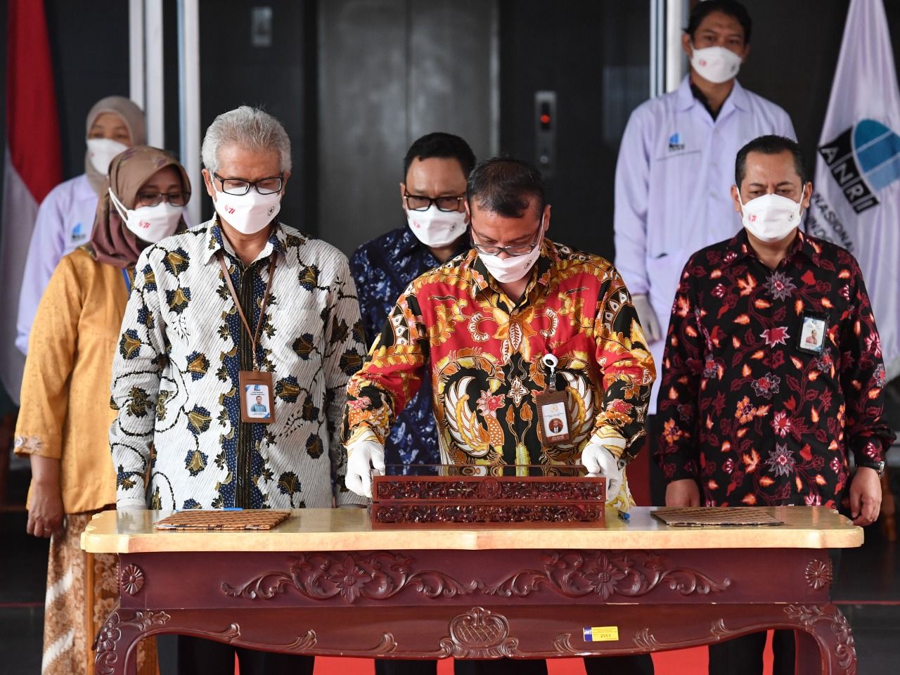 Naskah asli teks proklamasi yang ditulis tangan oleh Ir. Soekarno tersebut akan kembali hadir dan disandingkan dengan bendera pusaka dalam Upacara Peringatan Detik-Detik Proklamasi Kemerdekaan Republik Indonesia, pada 17 Agustus 2022 esok. (Foto: Kris - Biro Pers Sekretariat Presiden)