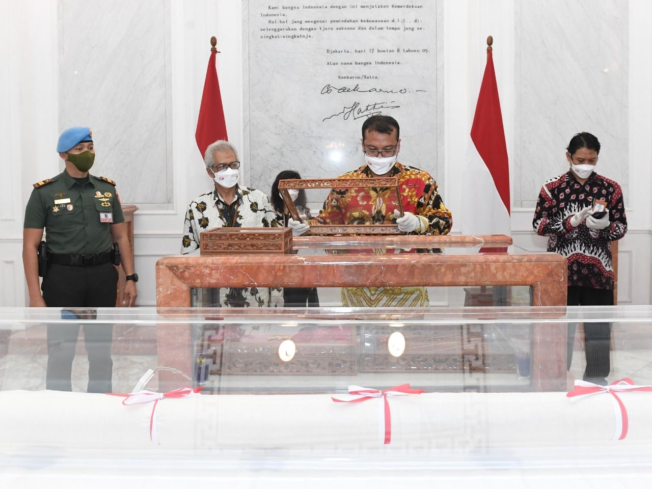 Naskah asli teks proklamasi yang ditulis tangan oleh Ir. Soekarno tersebut akan kembali hadir dan disandingkan dengan bendera pusaka dalam Upacara Peringatan Detik-Detik Proklamasi Kemerdekaan Republik Indonesia, pada 17 Agustus 2022 esok. (Foto: Kris - Biro Pers Sekretariat Presiden)