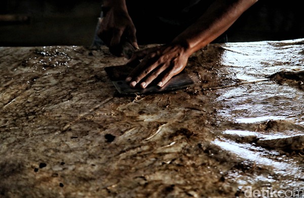 Selanjutnya, pekerja akan menyasap, atau menghilangkan daging yang masih menempel di kulit. Jangan salah, daging itu tak dibuang tapi digunakan lagi untuk kuliner lokal. Selanjutnya, pekerja akan menyasap, atau menghilangkan daging yang masih menempel di kulit. Jangan salah, daging itu tak dibuang tapi digunakan lagi untuk kuliner lokal.