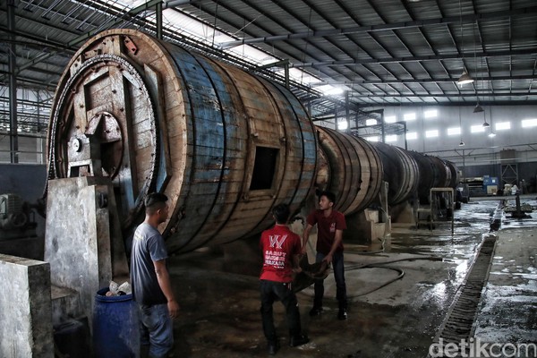 Pada tahap keempat, kulit-kulit itu akan melalui proses soaking. Ada sebuah drum molen besar yang akan menampungnya dan proses ini dilakukan pula pengapuran. Pada tahap keempat, kulit-kulit itu akan melalui proses soaking. Ada sebuah drum molen besar yang akan menampungnya dan proses ini dilakukan pula pengapuran.