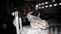 Pada tahap kelima adalah proses splitting. Jadi, kulit yang awalnya mempunyai ketebalan beberapa inchi akan dibelah secara horizontal untuk mendapat ketebalan yang diinginkan. Sisa belahan biasanya digunakan untuk kerupuk dorokdok atau rambak.
