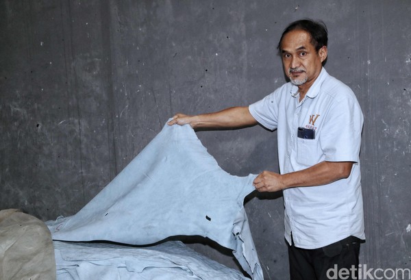 Pada tahap ketujuh, kulit akan mengalami proses ageing wet blue. Ini menjadikan kulit semakin matang dari proses sebelumnya atau kulit sudah setengah jadi. Pada tahap ketujuh, kulit akan mengalami proses ageing wet blue. Ini menjadikan kulit semakin matang dari proses sebelumnya atau kulit sudah setengah jadi.